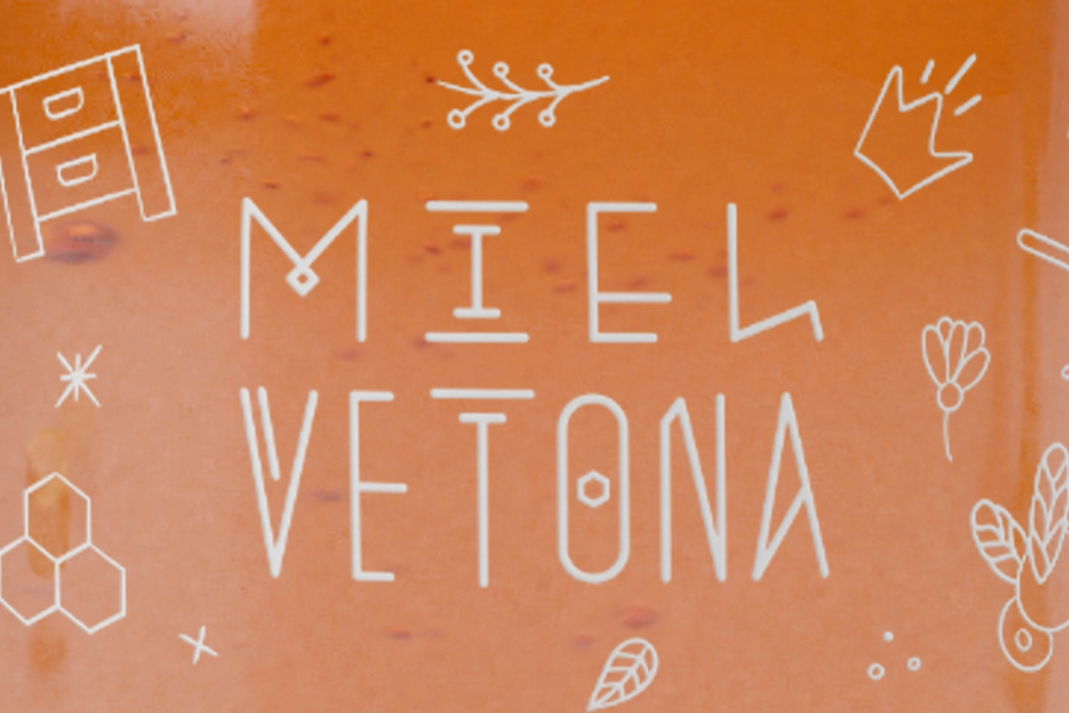 Plano detalle de un tarro de Miel Vetona